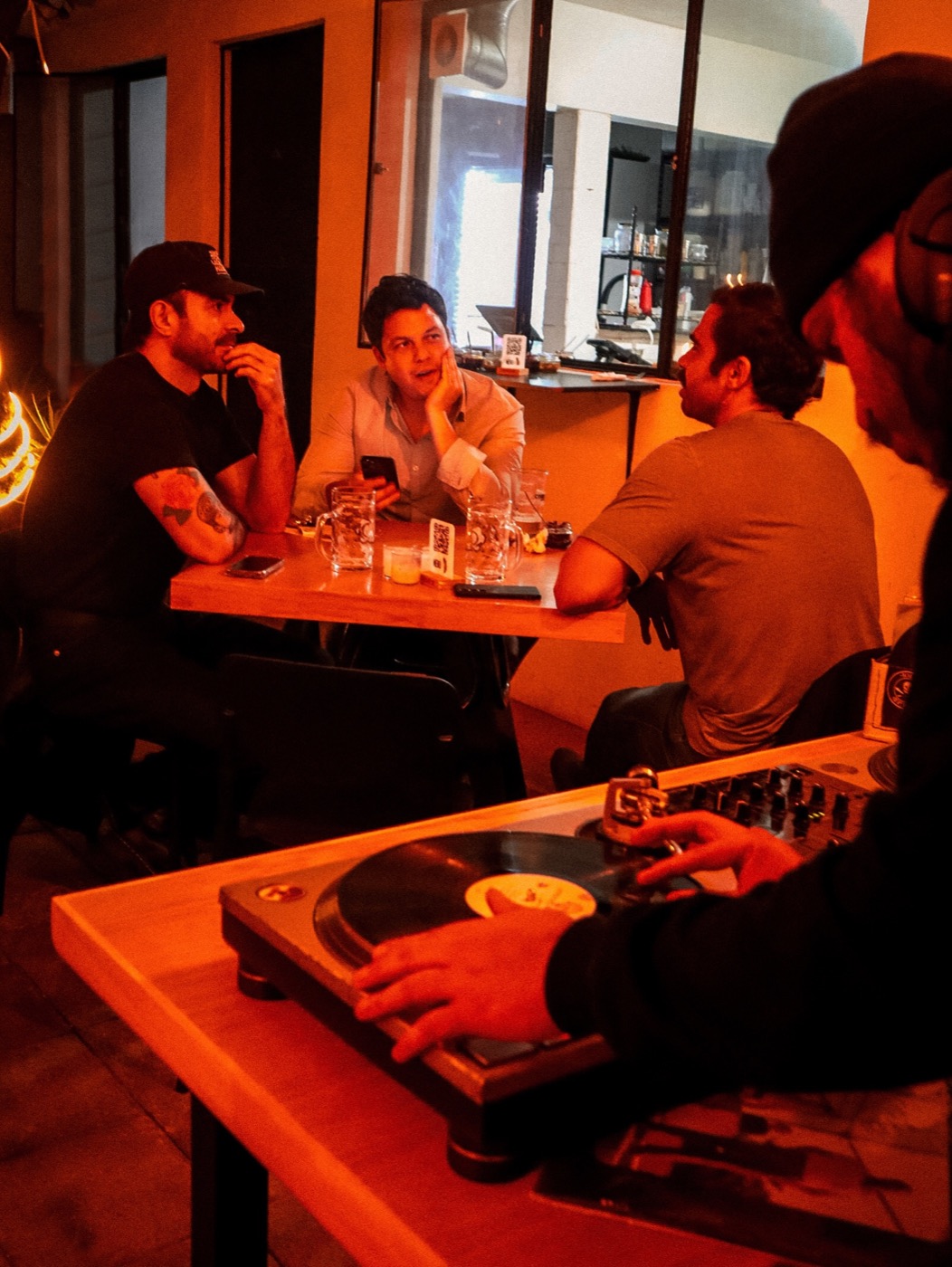 Set de vinilos durante la Noche de Velas mientras la gente cena en las mesas