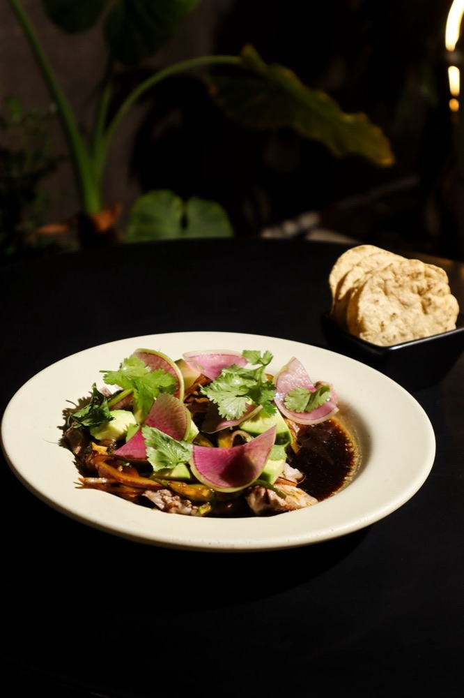 Aguachile de New York con aguacate, pepino y cebolla morada