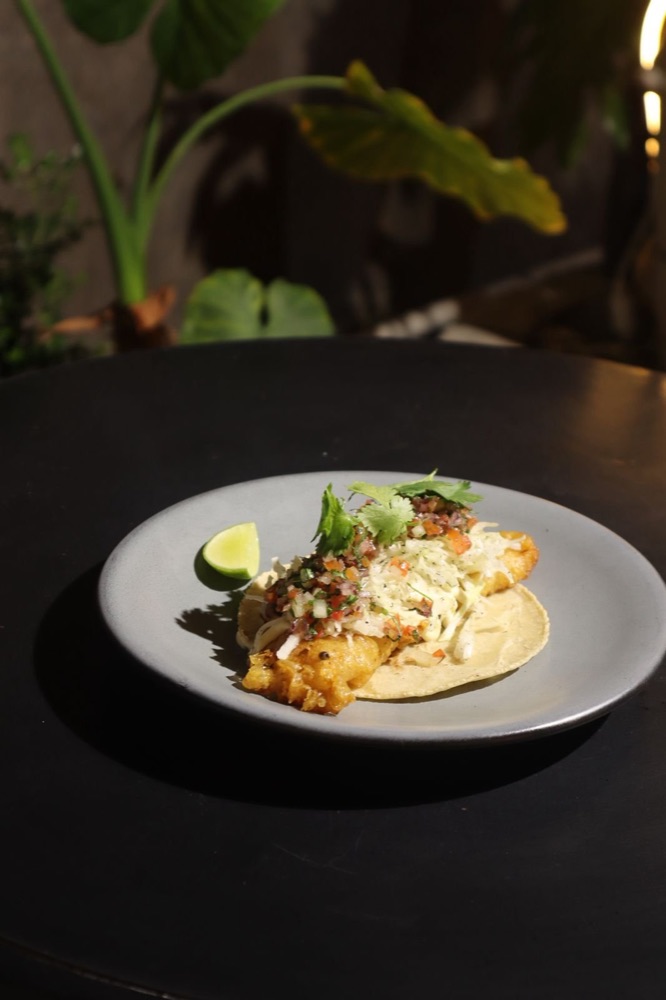 Taco de pescado capeado con col y pico de gallo